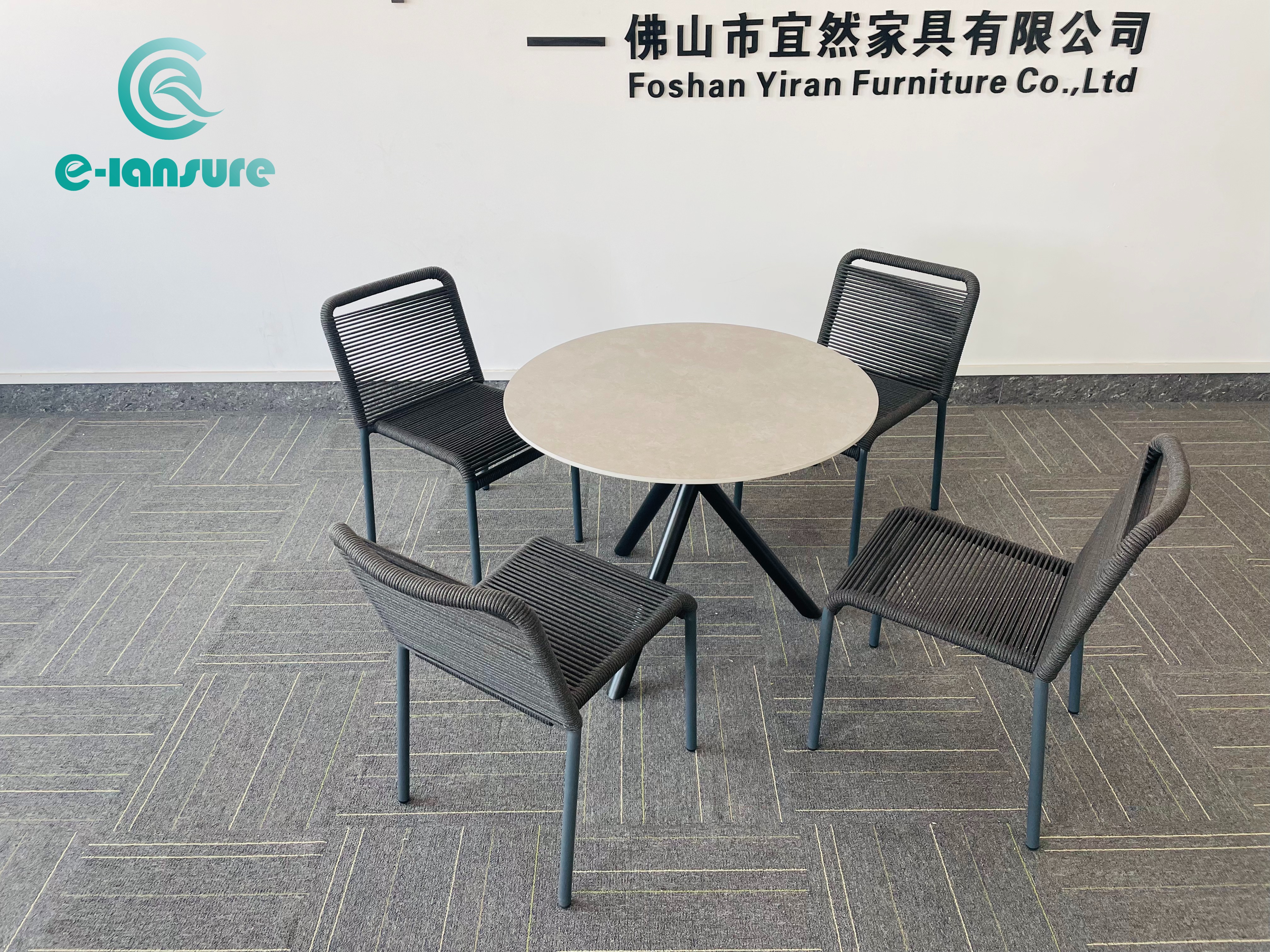 &Ccedil;far&euml; materiali apo materialesh do t&euml; rekomandonit p&euml;r nj&euml; tavolin&euml; t&euml; jashtme?