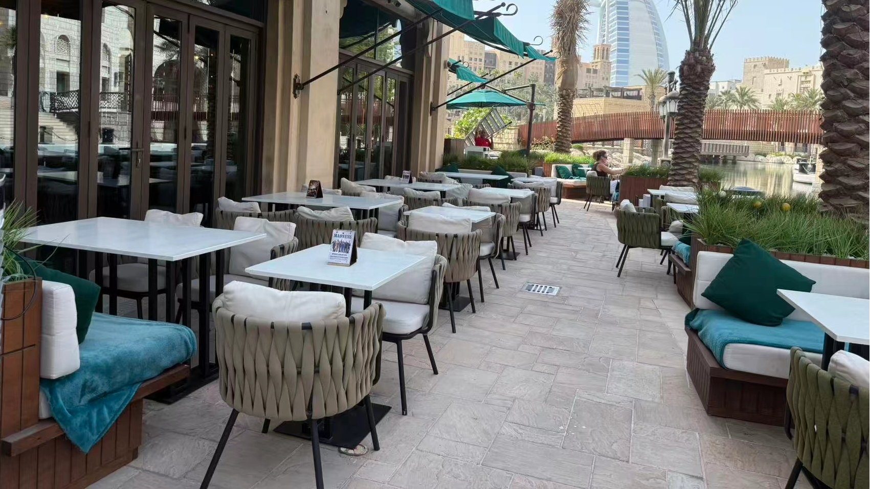 Демонстрация совершенства: наша уличная мебель в ресторане Дубая