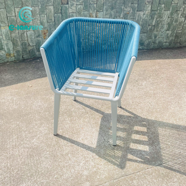 Minimalistinen patio alumiinihuonekalut Sininen kudottu k&ouml;ysituoli Villa Courtyardiin