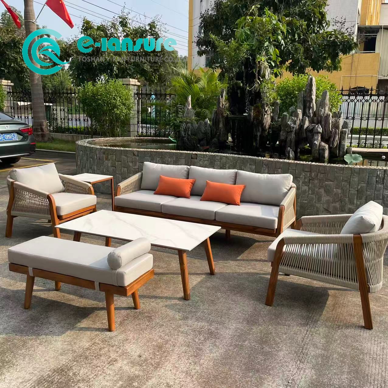 Mobili da giardino per esterni in stile retr&ograve; Set di divani in legno di teak Divano in legno da patio con tavolino e pouf per il cortile della villa domestica
