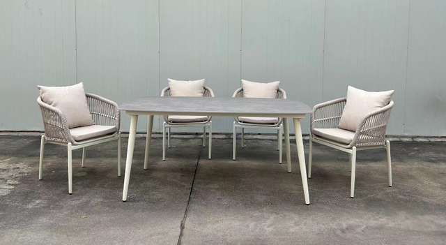 Beeži v&auml;rvi k&ouml;iega s&ouml;&ouml;gitool paagutatud kivist ristk&uuml;likukujulise lauaga