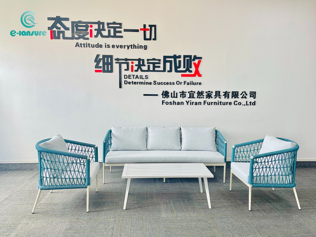 Lehk&aacute;, luxusn&iacute; venkovn&iacute; hlin&iacute;kov&aacute; pohovka a konferenčn&iacute; stolek s modr&yacute;m tkan&yacute;m r&aacute;mem