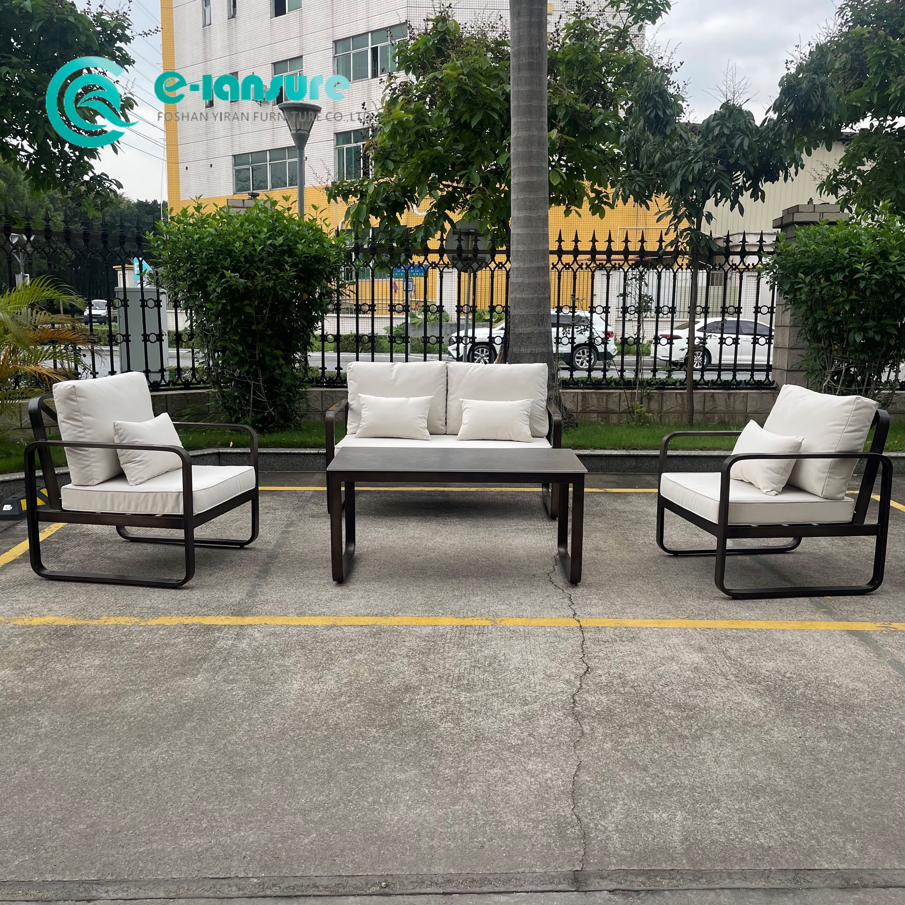 مجموعة أريكة خارجية حديثة وبسيطة من الألومنيوم مع وسادة مقاومة للماء وكرسي أريكة الفناء وطاولة القهوة لحديقة الفندق