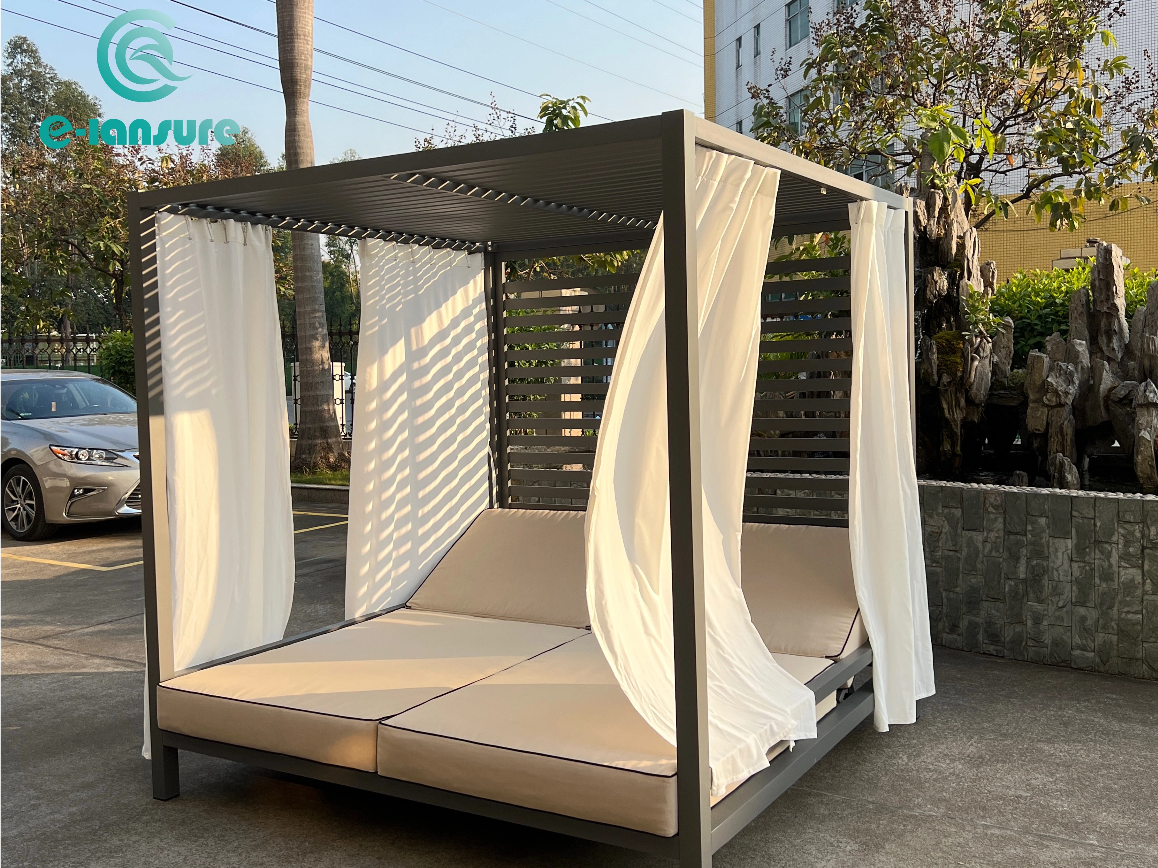 N&euml; qend&euml;r t&euml; v&euml;mendjes s&euml; klientit: Transformimi i nj&euml; vendpushimi t&euml; Afrik&euml;s s&euml; Jugut me shtret&euml;rit tan&euml; t&euml; jasht&euml;m prej alumini