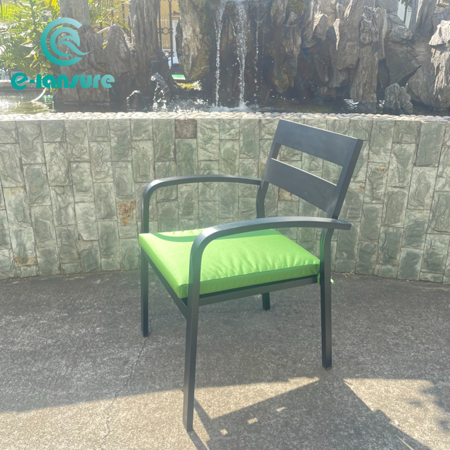 اسٹائلش آؤٹ ڈور گارڈن ڈائننگ فرنیچر اچھے معیار کا ایلومینیم فریم بلیک ڈائننگ چیئر ہوم ولا کے لیے ٹیبل سیٹ کے ساتھ