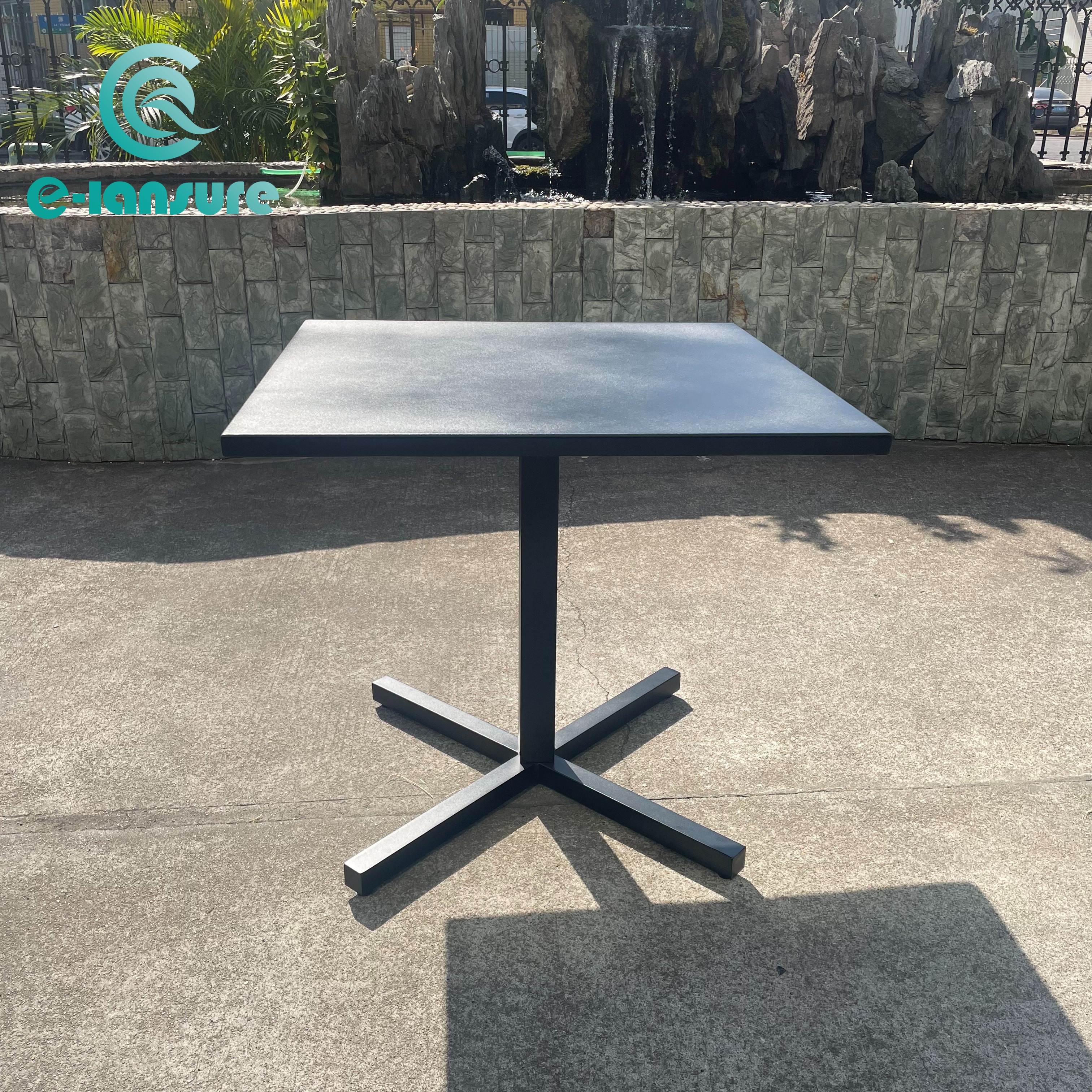 Tábla itheacháin mórdhíola lasmuigh den aer troscán fráma alúmanaim durable tábla fillte cearnógach do bhialann PATIO baile