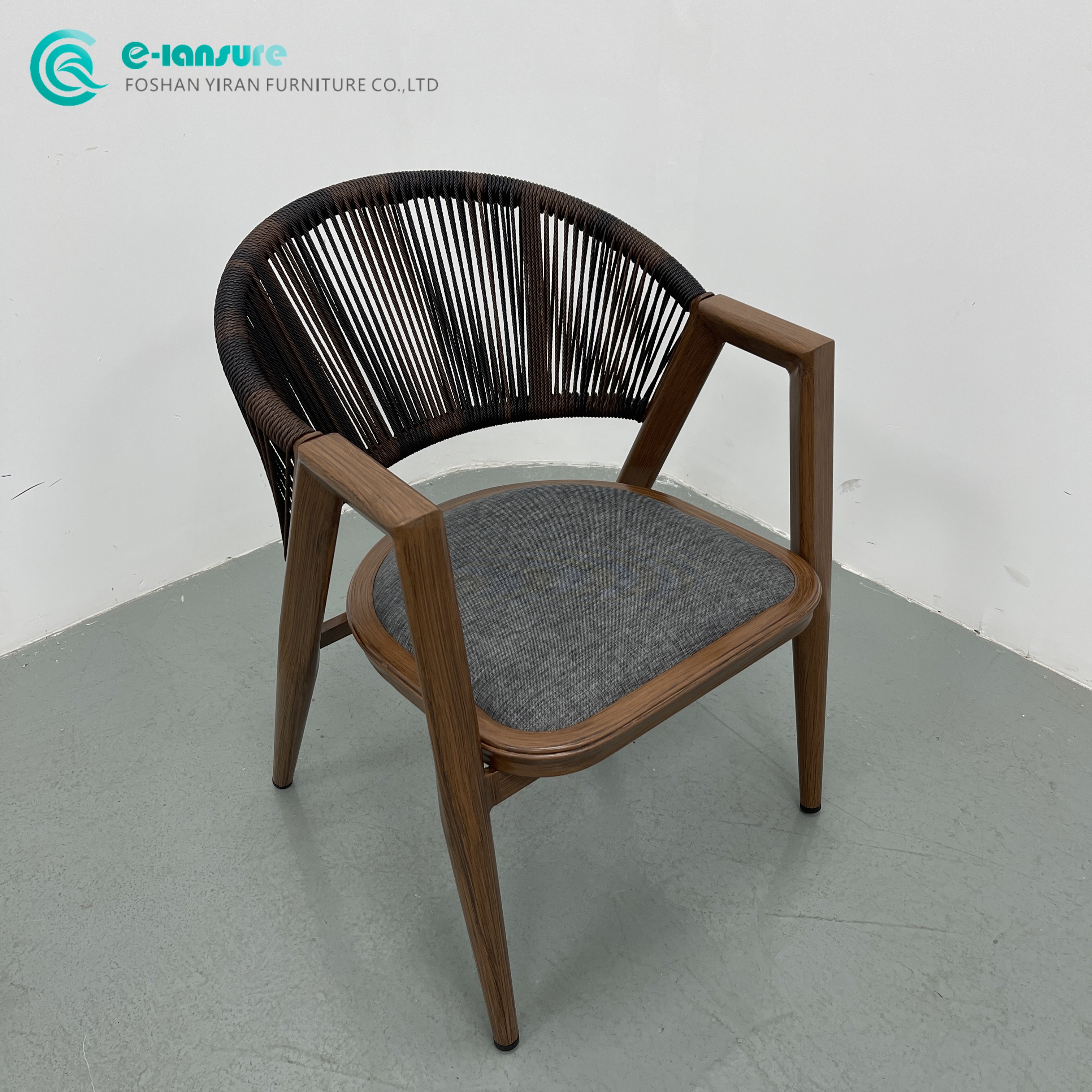 Retro Patio Garden Furniture အရည်အသွေးမီ အလူမီနီယမ်ဘောင် သစ်သားအချောထည် ထမင်းစားခန်းသုံး ကြိုးဖြင့် ယက်လုပ်ထားသော အိမ်သုံး Villa Resort အတွက် ကုလားထိုင်