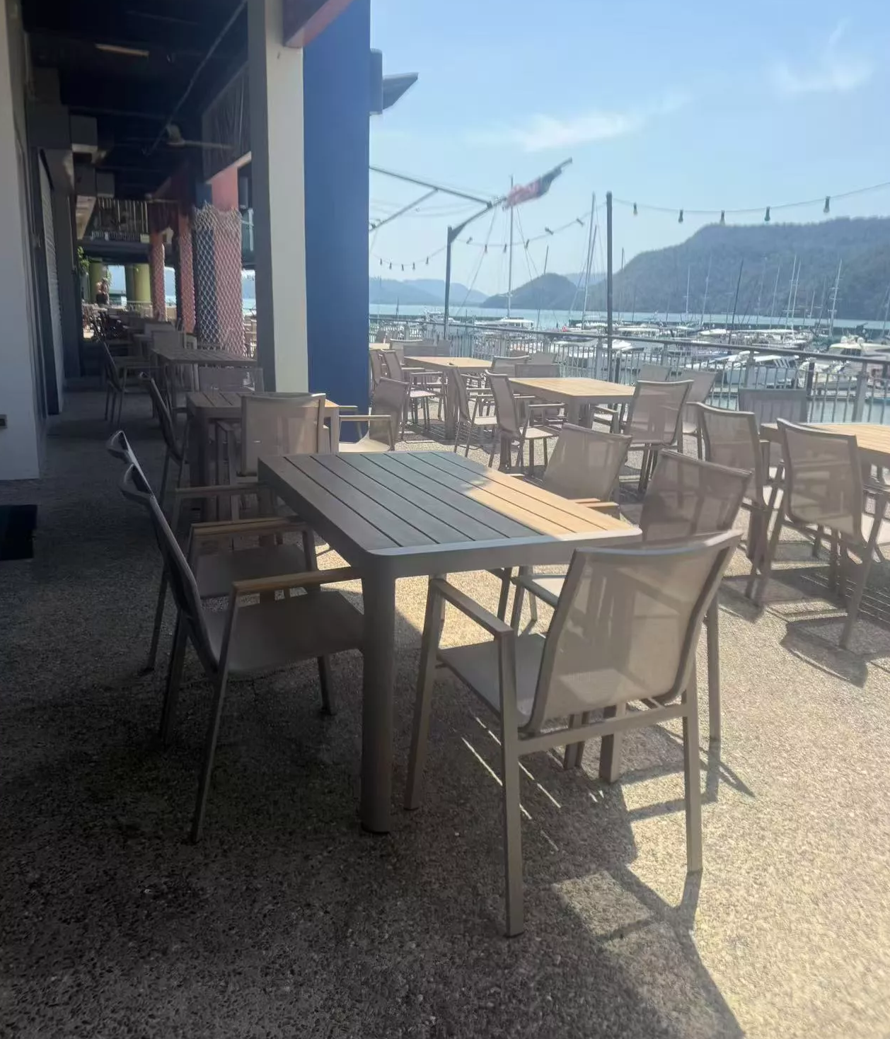 ຫັນປະສົບການການຮັບປະທານອາຫານກາງແຈ້ງຂອງໂຮງແຮມ Ramada ໃນ Langkawi, ມາເລເຊຍ ດ້ວຍເຟີນິເຈີກາງແຈ້ງລະດັບພຣີມຽມ