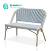 Einfache nordische Outdoor-M&ouml;bel, Bankstuhl mit Aluminiumrahmen, stilvoller langer Sofastuhl aus blauem und wei&szlig;em PE-Rattan f&uuml;r die Gartenterrasse der Villa