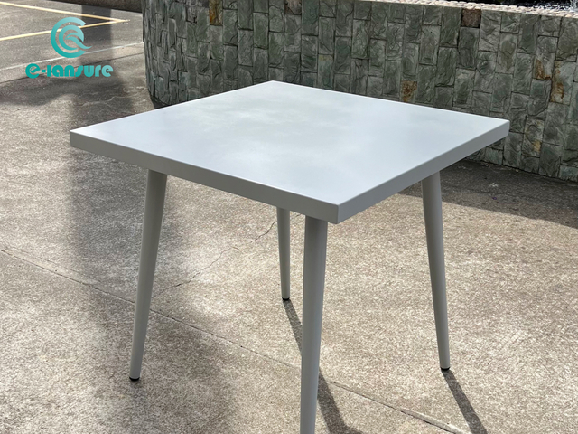 ריהוט מסעדה בחוץ מודרני שולחן אוכל מרובע מאלומיניום ל-4 מושבים
