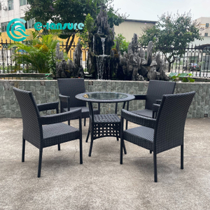 ক্লাসিক্যাল স্টাইল গার্ডেন ফার্নিচার কোয়ালিটি অ্যালুমিনিয়াম ফ্রেম ডাইনিং চেয়ার এবং টেবিল কালো বেত 4+1 আউটডোর প্যাটিও রেস্তোরাঁর জন্য ডাইনিং সেট