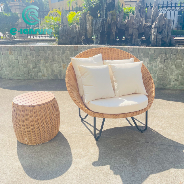 Rento terassikalusteet ulkok&auml;ytt&ouml;&ouml;n, alumiinista rottinkista valmistettua lepotuolia ja teep&ouml;yt&auml;setti&auml; kotipuutarhaan