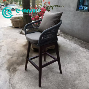 Engros havem&oslash;bler teaktr&aelig; h&oslash;j barstol v&aelig;vet reb barstol med vandt&aelig;t pude til hotelresorts g&aring;rdhave