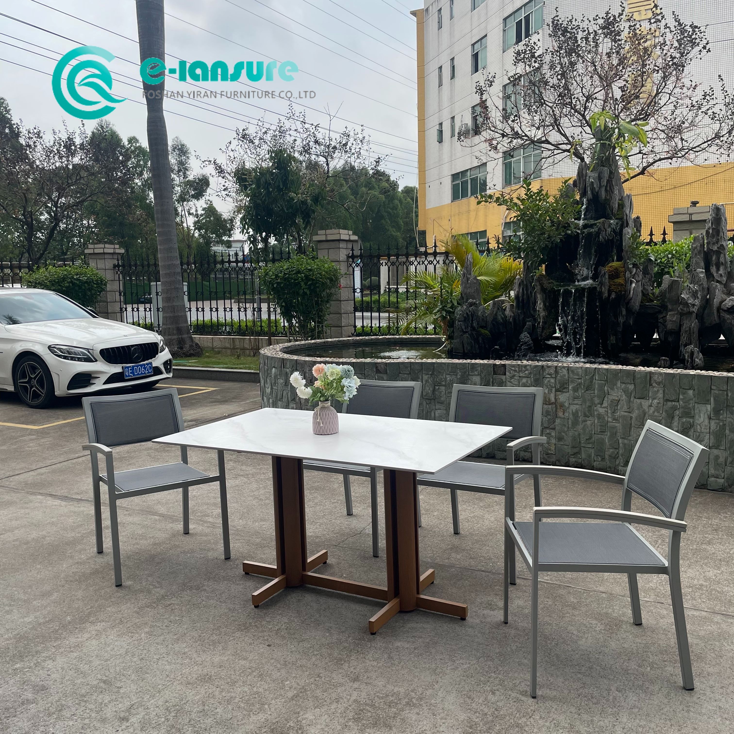 Elegans Outdoor Dining Furniture Aluminium Frame Triclinium Cathedra cum Plywood Armrest et Lignum Conclusio Base Triclinium Tabula pro Pati Restaurant