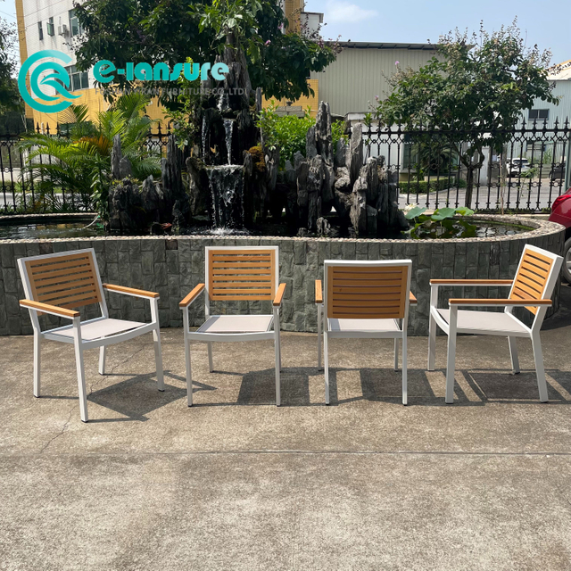 أثاث المطعم الخارجي بإطار من الألومنيوم مع مسند للذراعين الخشبي ومسند للظهر وكرسي لتناول الطعام وكرسي حديقة 