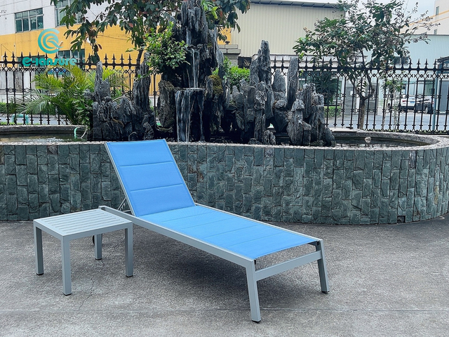 Modern&iacute; venkovn&iacute; leh&aacute;tko na opalov&aacute;n&iacute; s hlin&iacute;kov&yacute;m r&aacute;mem pro voln&yacute; čas u baz&eacute;nu