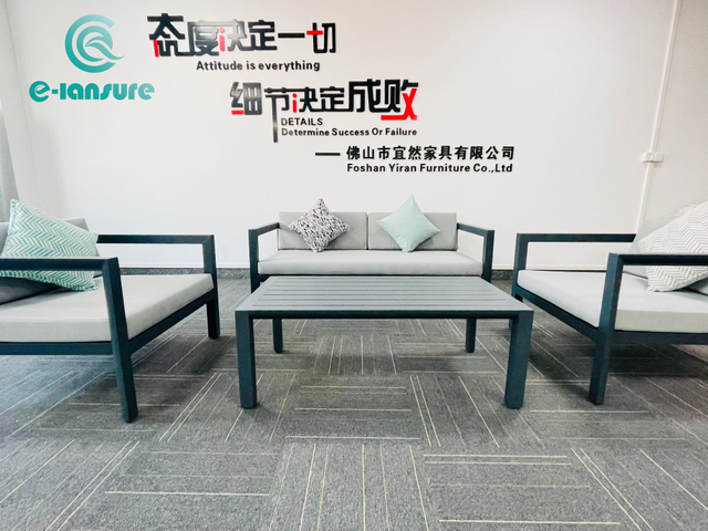 बगीचे के लिए क्लासिक आउटडोर फर्नीचर एल्यूमिनियम फ्रेम सोफा और कॉफी टेबल सेट