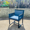 គ្រឿងសង្ហារឹម Patio សហសម័យ ស៊ុមអាលុយមីញ៉ូម ខ្មៅ កៅអីបរិភោគអាហារ ខ្សែពួរពណ៌ខៀវ ជាមួយនឹងតុ តុសម្រាប់ នៅខាងក្រៅ