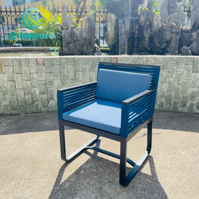 عصری آنگن کا فرنیچر سیاہ ایلومینیم فریم نیلی رسی کھانے کی کرسی کے ساتھ میز سیٹ آؤٹ ڈور کے لیے