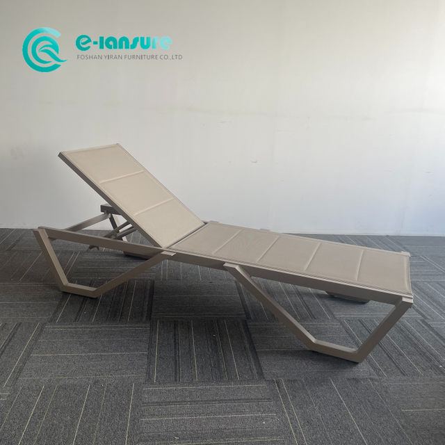 Minimalistisch tuinmeubilair Gepoedercoat aluminium frame Chaise Lounge stoel Ligstoel bij het zwembad Weerbestendige zonnebank voor hotelterras