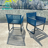 គ្រឿងសង្ហារឹម Patio សហសម័យ ស៊ុមអាលុយមីញ៉ូម ខ្មៅ កៅអីបរិភោគអាហារ ខ្សែពួរពណ៌ខៀវ ជាមួយនឹងតុ តុសម្រាប់ នៅខាងក្រៅ