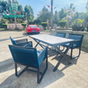 គ្រឿងសង្ហារឹម Patio សហសម័យ ស៊ុមអាលុយមីញ៉ូម ខ្មៅ កៅអីបរិភោគអាហារ ខ្សែពួរពណ៌ខៀវ ជាមួយនឹងតុ តុសម្រាប់ នៅខាងក្រៅ
