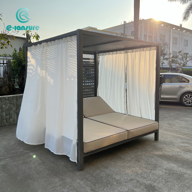 Zeitgen&ouml;ssische Gartenm&ouml;bel f&uuml;r den Au&szlig;enbereich, Tagesbett mit Aluminiumrahmen, am Pool, doppelte Sonnenliege mit wei&szlig;em Vorhang f&uuml;r den Hotelstrand