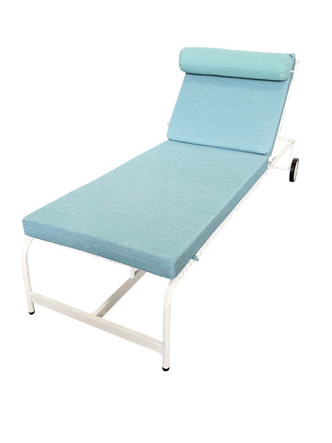 Lettino prendisole reclinabile in alluminio verniciato a polvere bianco con tessitura incrociata