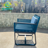គ្រឿងសង្ហារឹម Patio សហសម័យ ស៊ុមអាលុយមីញ៉ូម ខ្មៅ កៅអីបរិភោគអាហារ ខ្សែពួរពណ៌ខៀវ ជាមួយនឹងតុ តុសម្រាប់ នៅខាងក្រៅ