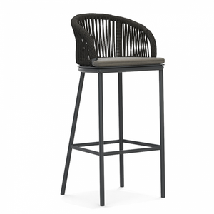 منحنى على شكل حبل أسود كرسي بار في الهواء الطلق