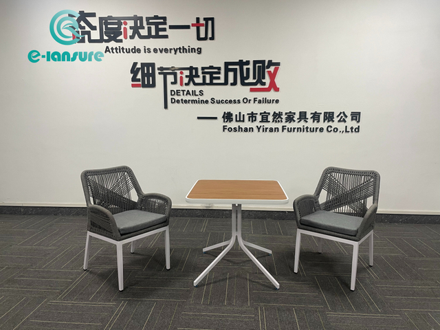 Furnitur Restoran Luar Ruangan Modern dan Minimalis Taman 2+1 Set Makan Kursi Makan Tali dengan Meja Kayu Lapis Persegi