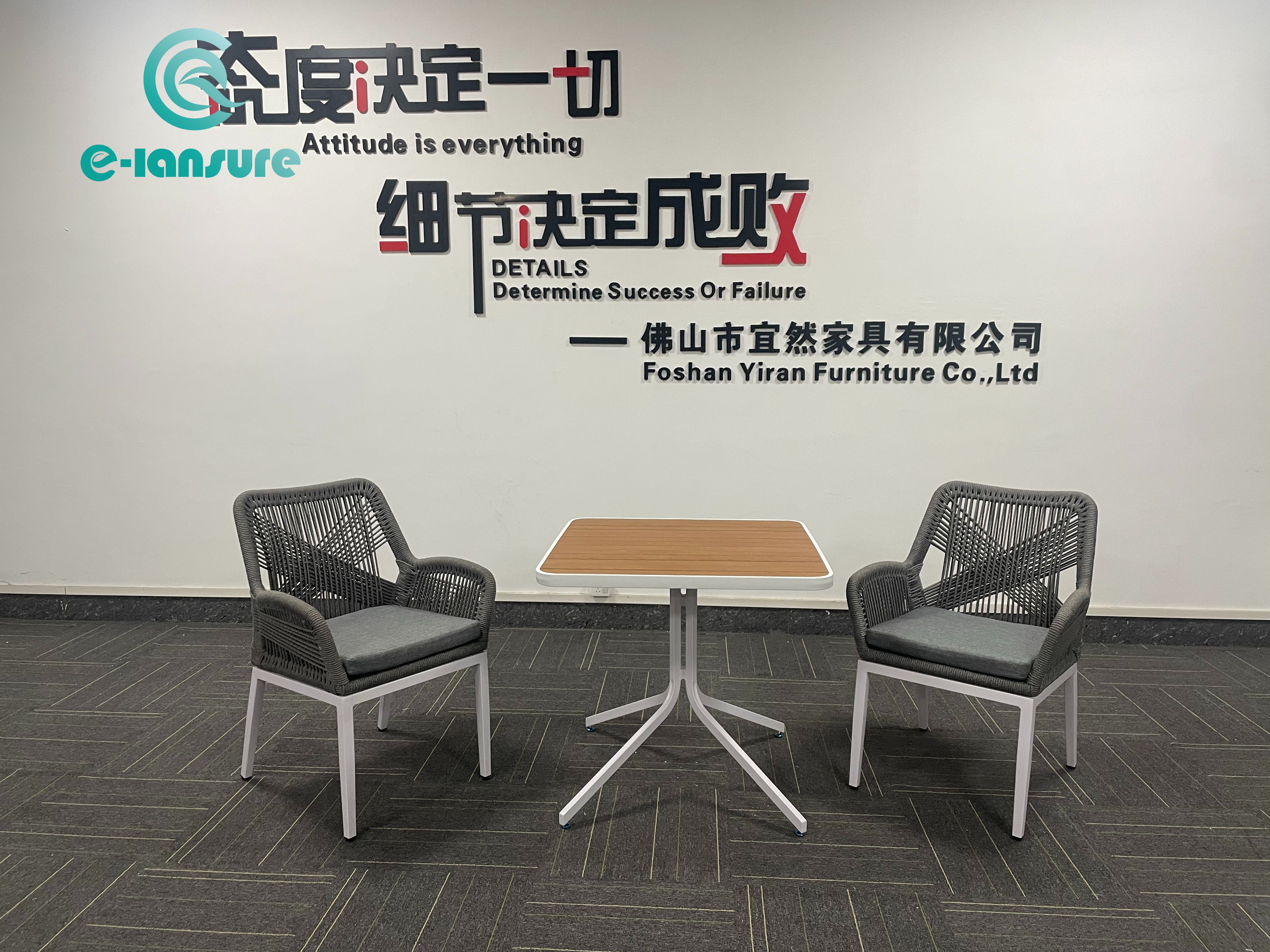 مبلمان مدرن و مینیمالیستی رستوران فضای باز باغ مبلمان 2+1 ست غذاخوری صندلی غذاخوری طناب دار با میز تخته سه لا مربع