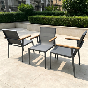 Eenvoudige Styl Aluminium Buitelugmeubels Alle Weer Stof Eetkamerstoel Met Hout Armleuning Tuin Patio Stoel vir Hotel Restaurant