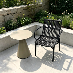Minimalistisches Set aus Esszimmerstuhl und Couchtisch aus geflochtenem Aluminiumseil f&uuml;r Balkon und Garten